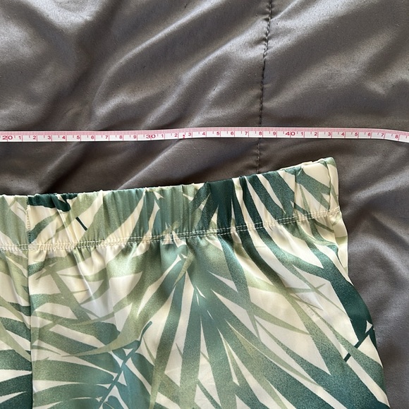 (NWT) Fashion Nova women’s Feeling Breezy Printed Wide Leg Pant. Size Large. - Picture 7 of 8